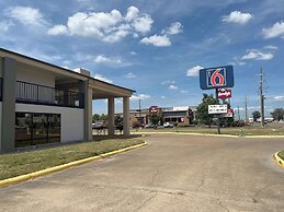 Motel 6 Cleveland, MS - Delta State University