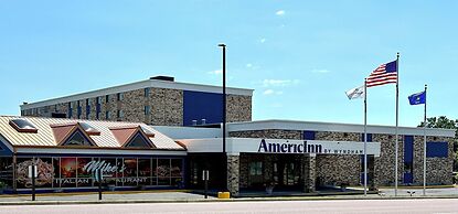 AmericInn & Suites By Wyndham Baraboo Event Center