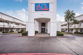 Motel 6 Irving, TX - Irving DFW Airport East