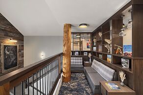 Starlite Yellowstone, Tapestry Collection by Hilton