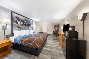 Super 8 by Wyndham Kansas City Airport North