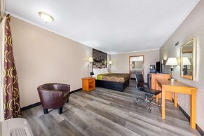 Super 8 by Wyndham Kansas City Airport North