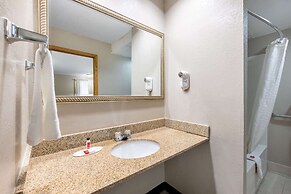 Super 8 by Wyndham Kansas City Airport North