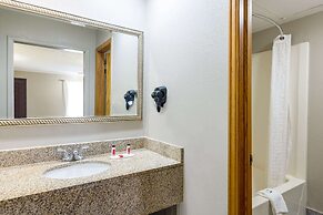 Super 8 by Wyndham Kansas City Airport North