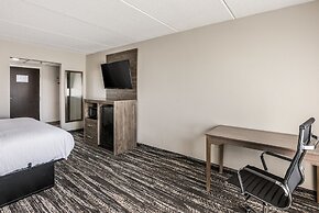 Clarion Pointe Near University