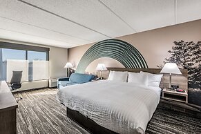 Clarion Pointe Near University