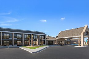 Clarion Pointe Near University