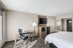 Clarion Pointe Near University