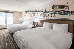 Clarion Pointe Near University