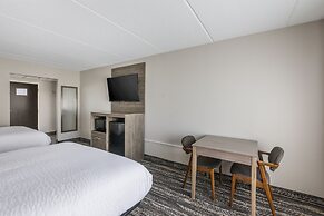 Clarion Pointe Near University