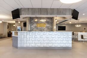 Clarion Pointe Near University