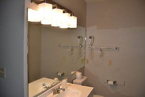 Days Inn and Suites by Wyndham Sikeston