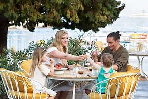 Le Meridien Beach Plaza