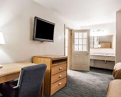 Econo Lodge Inn & Suites