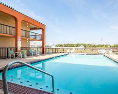 Econo Lodge Inn & Suites