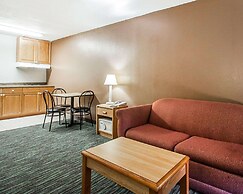 Econo Lodge Inn & Suites