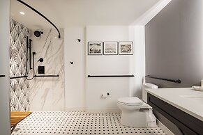 Cirque St. Armands Beachside