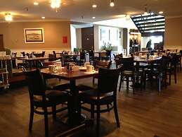 Highliner Hotel & Conference Centre