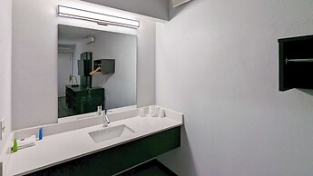 Motel 6 Nashua, NH - South