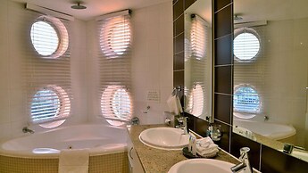 Peninsula All-Suite Hotel by Dream Resorts