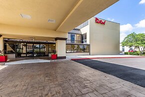 Red Roof Inn PLUS+ & Suites Houston - IAH Airport SW