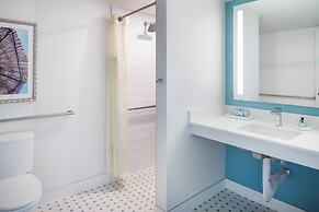 Jupiter Beach Resort & Spa