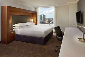 Hilton Toronto Airport Hotel & Suites
