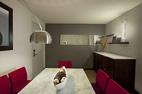 Hilton Toronto Airport Hotel & Suites