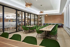 Hilton Toronto Airport Hotel & Suites