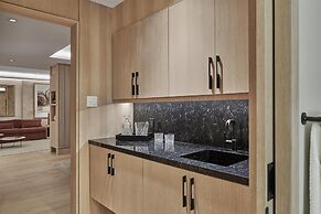 Hilton Toronto Airport Hotel & Suites