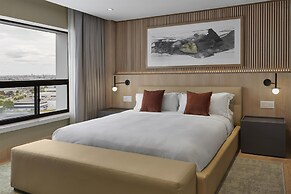 Hilton Toronto Airport Hotel & Suites