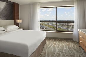 Hilton Toronto Airport Hotel & Suites