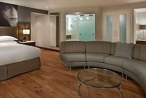 Hilton Toronto Airport Hotel & Suites