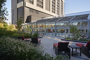 Hilton Toronto Airport Hotel & Suites