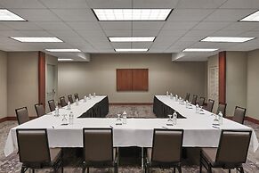 Hilton Toronto Airport Hotel & Suites