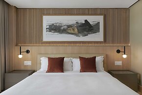 Hilton Toronto Airport Hotel & Suites