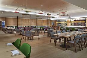 Hilton Toronto Airport Hotel & Suites