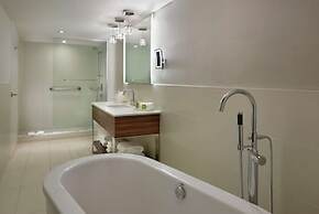 Hilton Toronto Airport Hotel & Suites