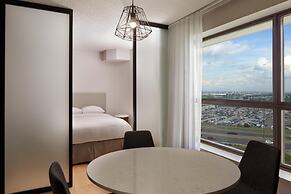 Hilton Toronto Airport Hotel & Suites
