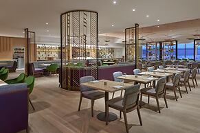 Hilton Toronto Airport Hotel & Suites