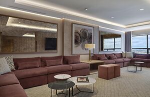 Hilton Toronto Airport Hotel & Suites
