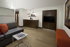 Hilton Toronto Airport Hotel & Suites
