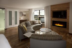 Hilton Toronto Airport Hotel & Suites