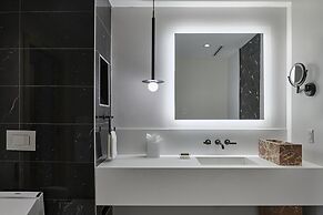 Hilton Toronto Airport Hotel & Suites