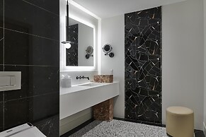 Hilton Toronto Airport Hotel & Suites