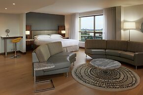 Hilton Toronto Airport Hotel & Suites