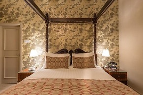The Crown Manor House Hotel