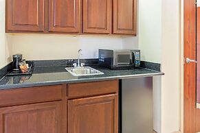 La Quinta Inn & Suites by Wyndham Midwest City - Tinker AFB