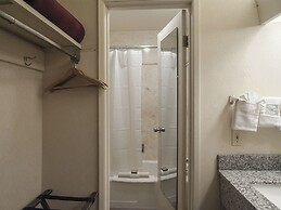 Inn At The Convention Center