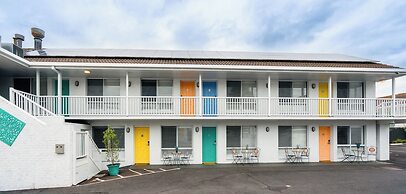 Waves Motel and Apartments